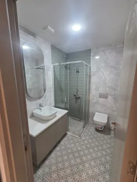 Moderno opremljeno kupatilo sa tuš kabinom i umivaonikom. - image 3