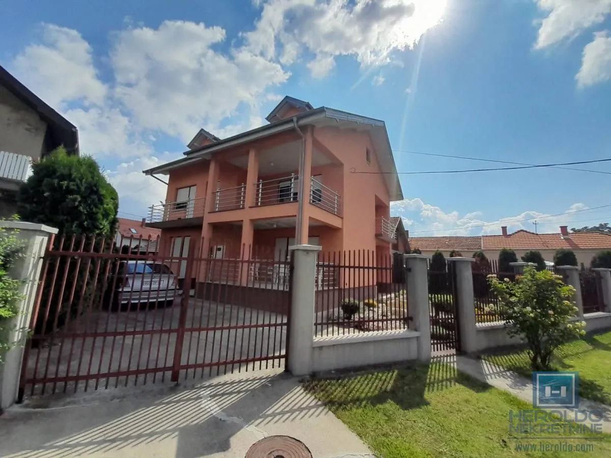 Sale, house, 180m², Centar, Ćuprija