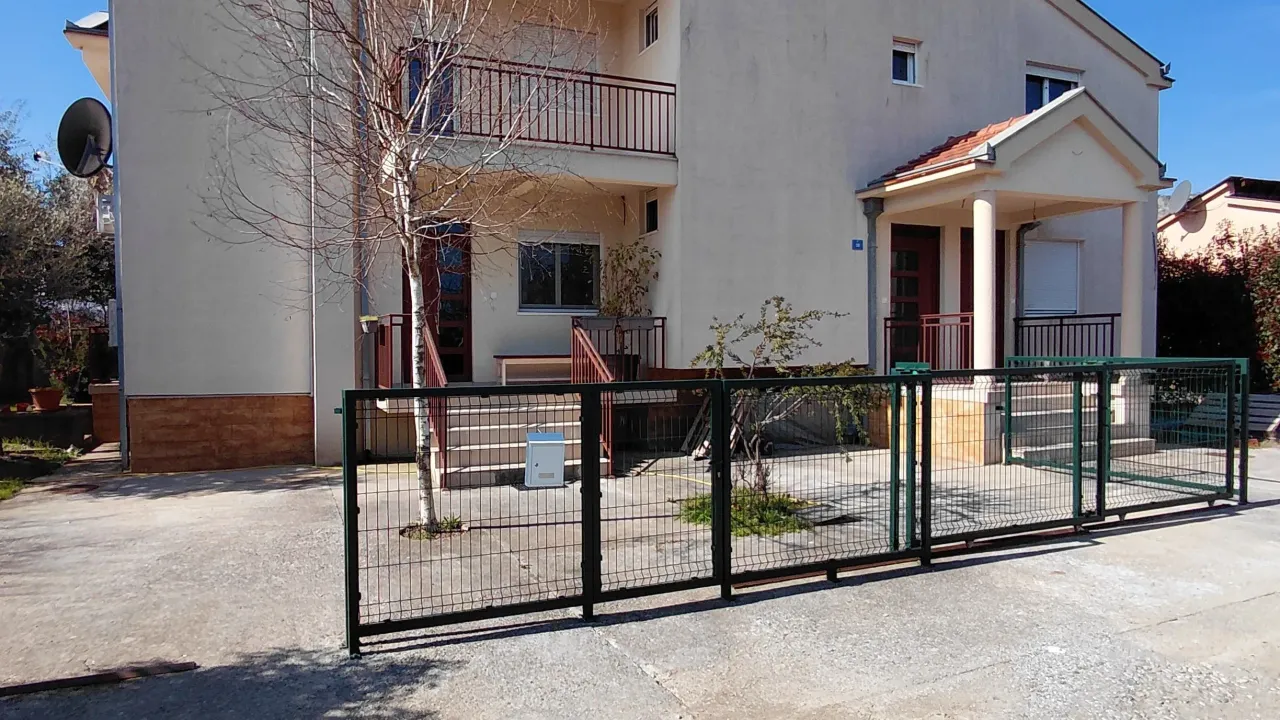 Izdavanje, kuća, 220m², Tološi, Podgorica