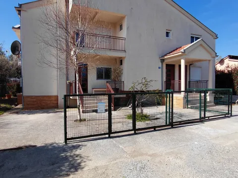 Kuća in Tološi