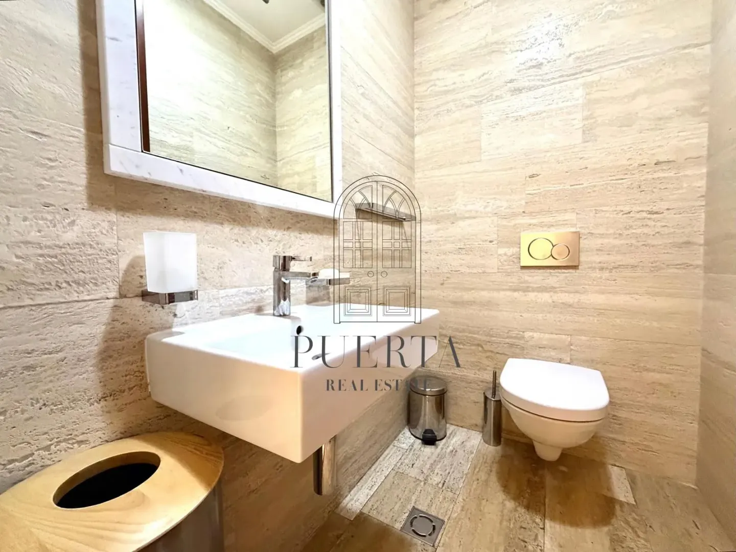 Moderno opremljeno kupatilo sa umivaonikom i wc šoljom.