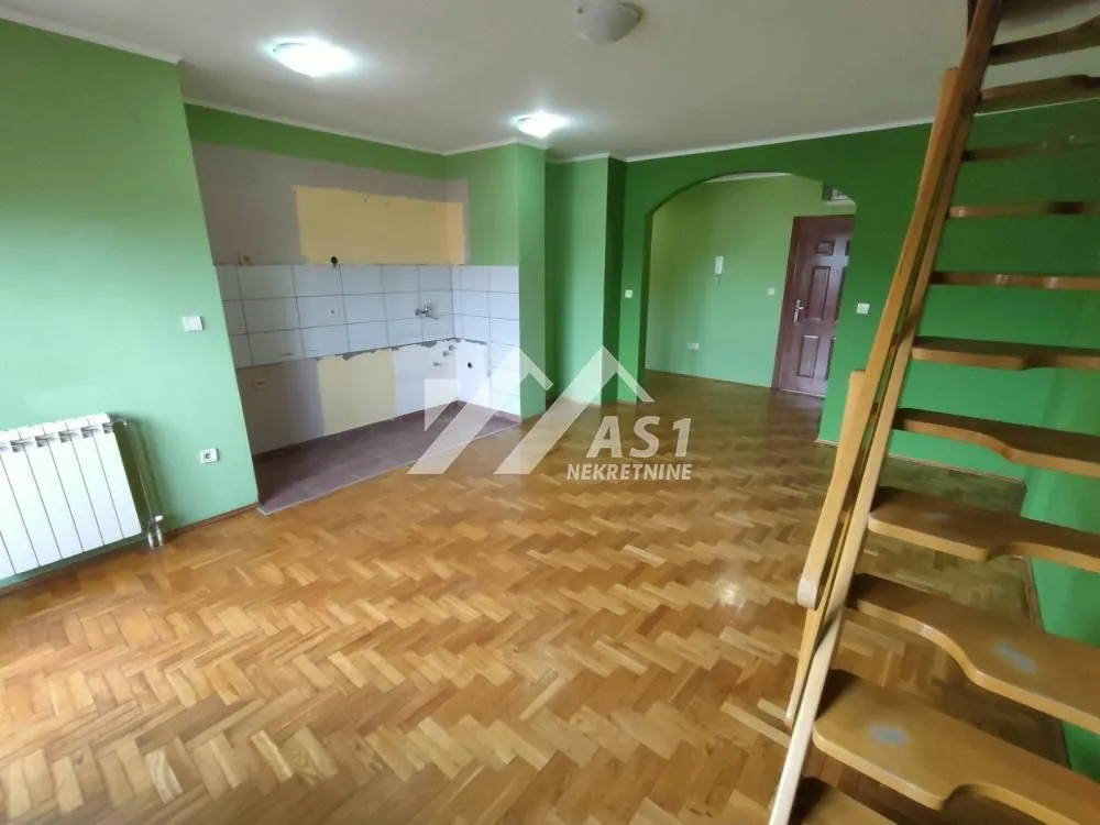 Izdavanje, četvorosoban stan, 103m², Detelinara, Novi Sad Sve Podlokacije