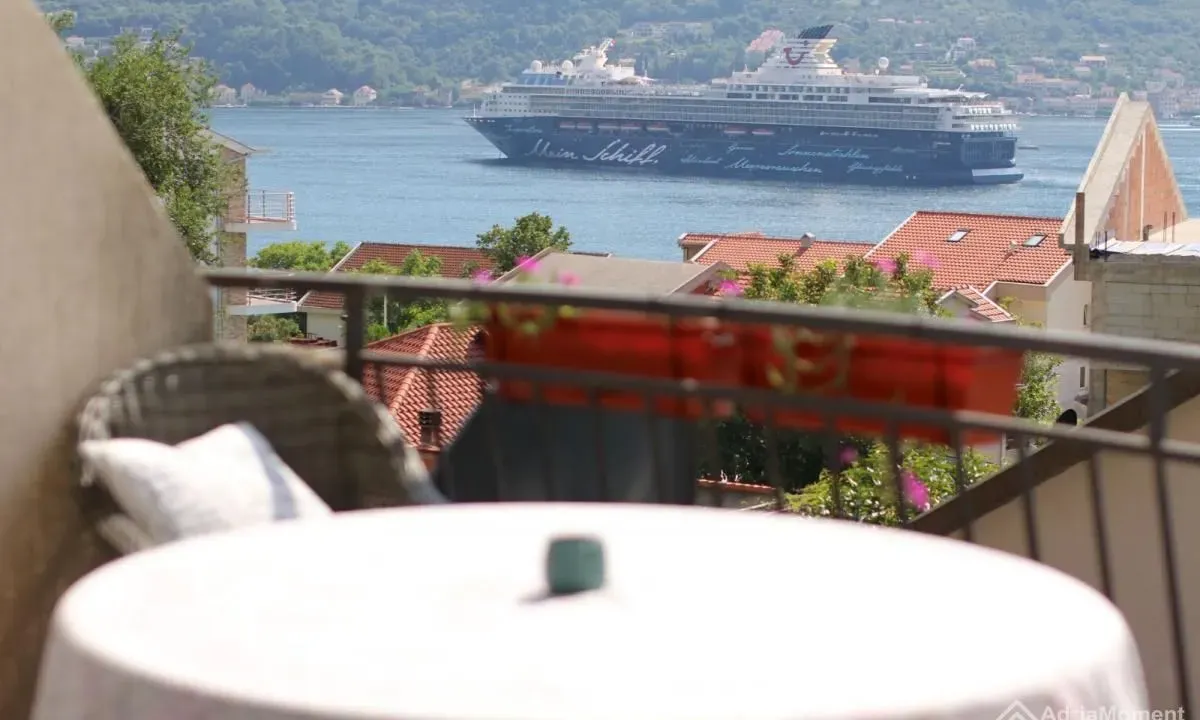 Prodaja, jednosoban stan, 42m², Dobrota, Kotor