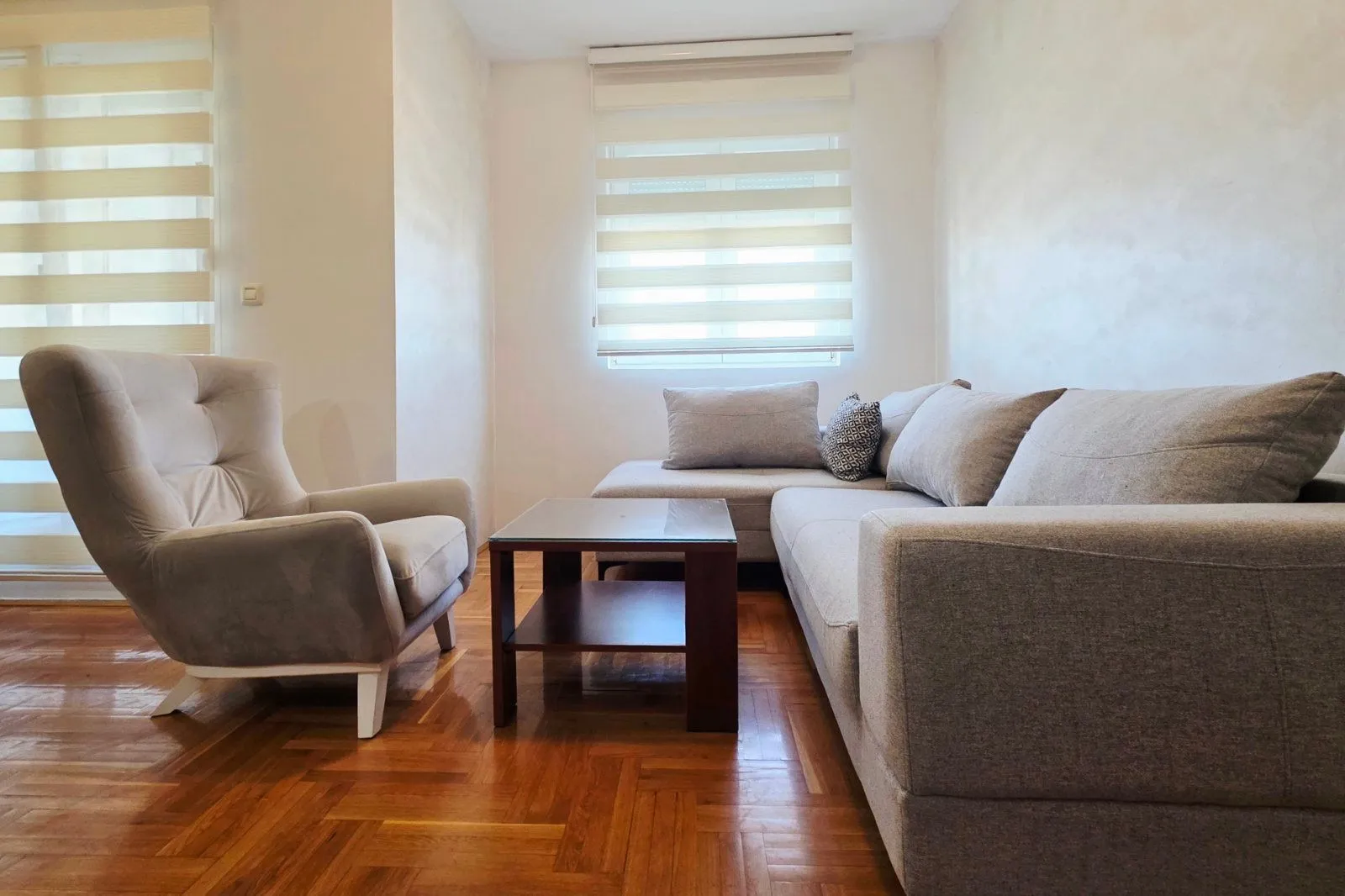 Bright living room with a seating set and a coffee table.