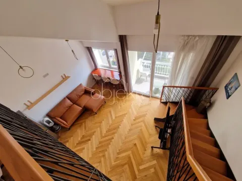 Pogled odozgo na dnevni boravak sa garniturom i stepeništem. - image 4