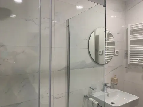Moderne kupatilo sa bijelim mermernim pločicama, umivaonikom i tuš kabinom. - image 8