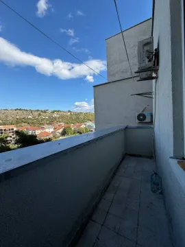 Uska terasa sa popločanim podom i pogledom na naselje. - image 17