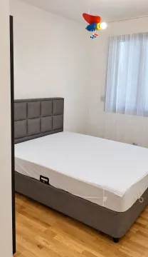Svjetla spavaća soba sa bračnim krevetom i prozorom sa zavjesom. - image 5