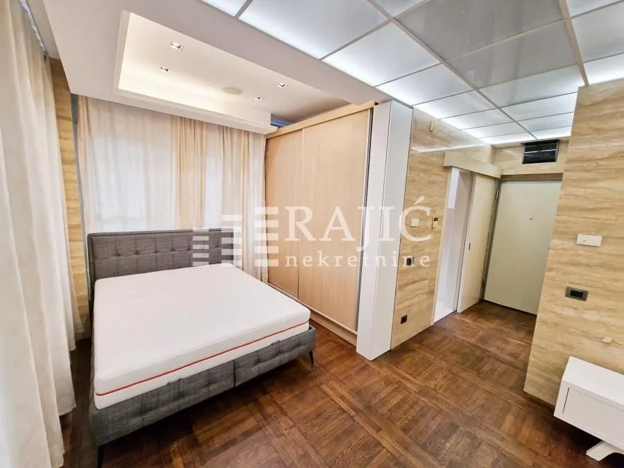Furnished bedroom with a double bed and a built-in wardrobe.