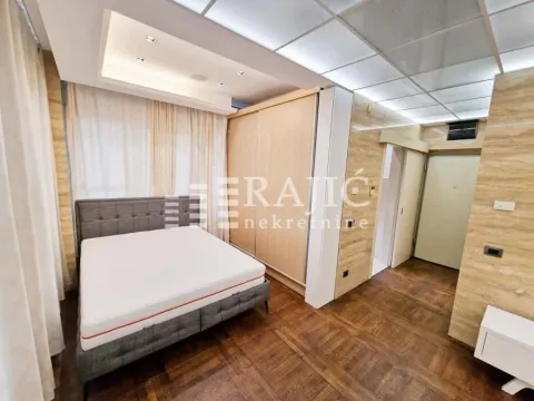Furnished bedroom with a double bed and a built-in wardrobe. - image 8