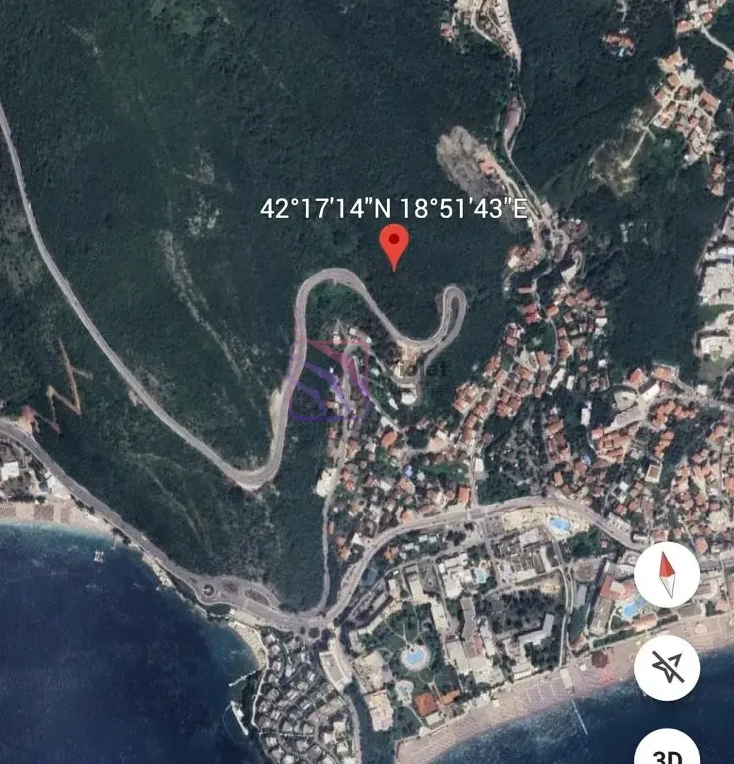 Satelitski snimak lokacije sa geografskim koordinatama i ucrtanom parcelom.