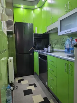 Manja kuhinja sa zelenim elementima i ugrađenim uređajima. - image 10
