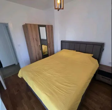 Uređena spavaća soba sa bračnim krevetom i ormarom. - image 7