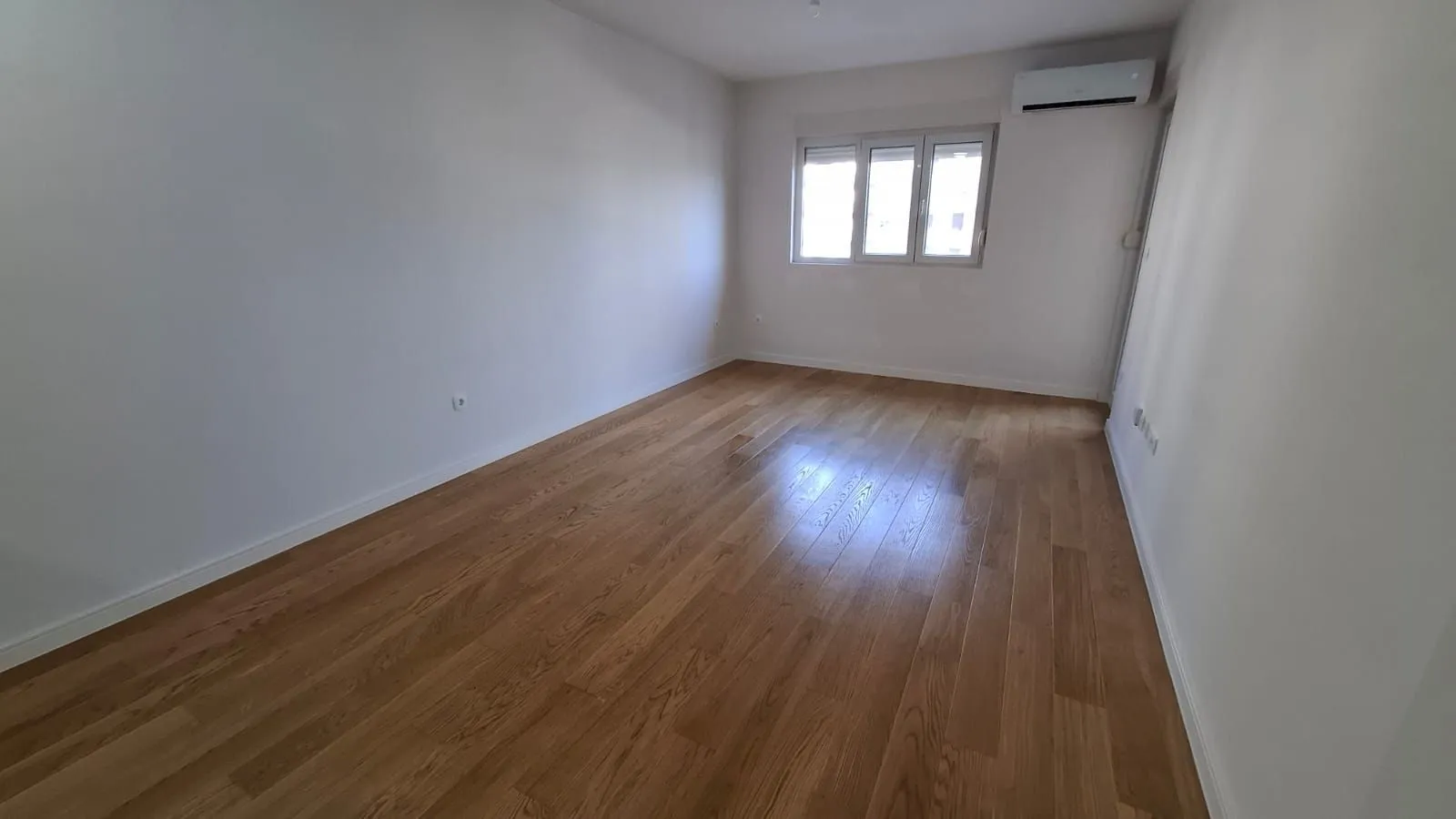 Izdavanje, jednosoban stan, 49m², Central Point, Podgorica