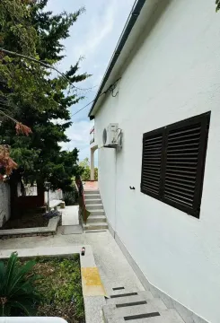 Bočni dio kuće sa dvorištem, stepeništem i zelenilom. - image 15