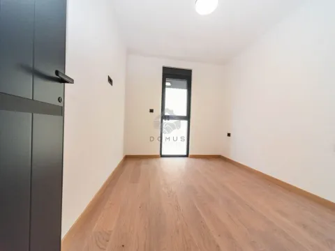 Izdavanje, trosoban stan, 111m², Vezirov Most, Podgorica - image 12