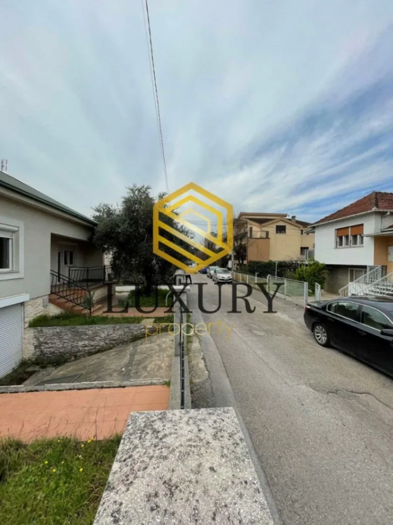 Prodaja, kuća, 230m², Blok 5, Podgorica