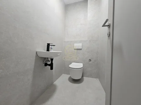 Moderno opremljeno kupatilo sa šoljom, umivaonikom i WC šoljom. - image 13