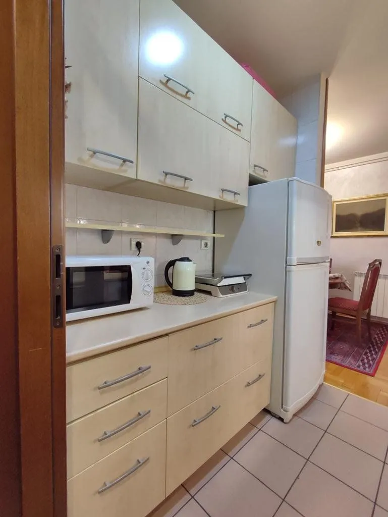 Izdavanje, dvosoban stan, 80m², Stari Aerodrom, Podgorica