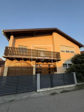 Spoljašnji izgled kuće sa dvorišnom ogradom i balkonom. - image 12