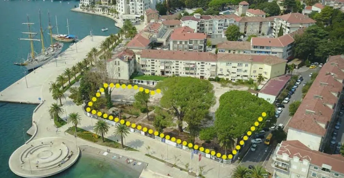 Vazdušni snimak urbanističke parcele uz obalu sa označenim granicama.
