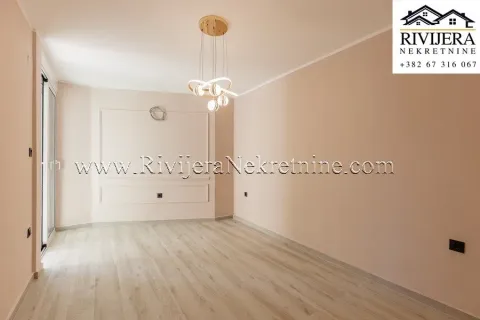 Prazna soba sa laminatom i plafonskim osvjetljenjem. - image 7