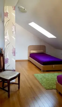 Potkrovna spavaća soba sa kosim plafonom i krovnim prozorom. - image 5