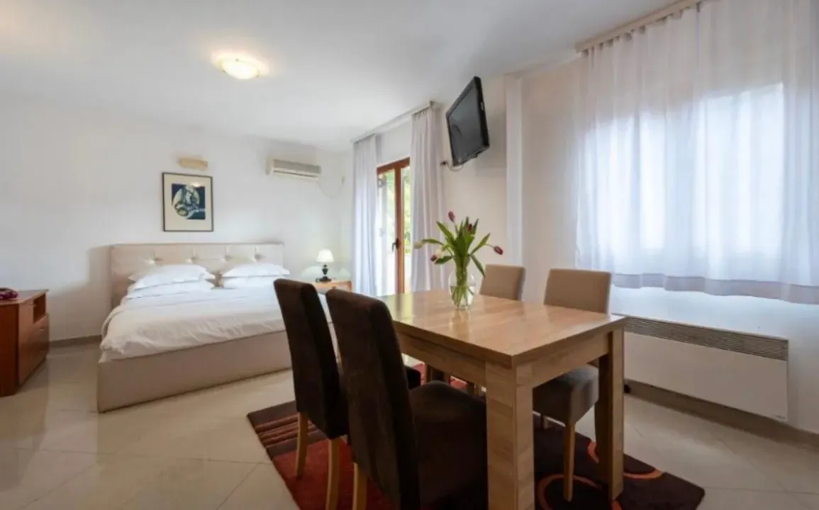 Izdavanje, dvosoban stan, 54m², Centar, Budva