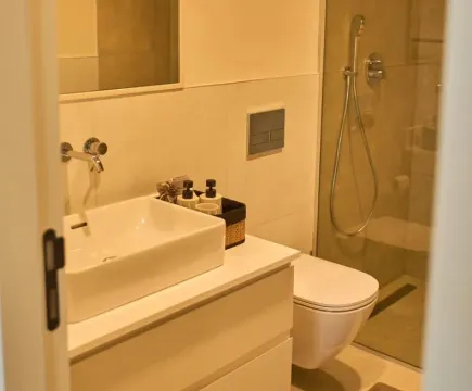 Moderne kupatilo sa umivaonikom, WC šoljom i tuš kabinom. - image 6
