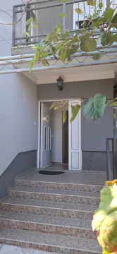 Ulaz u kuću sa stepeništem i nadstrešnicom. - image 2