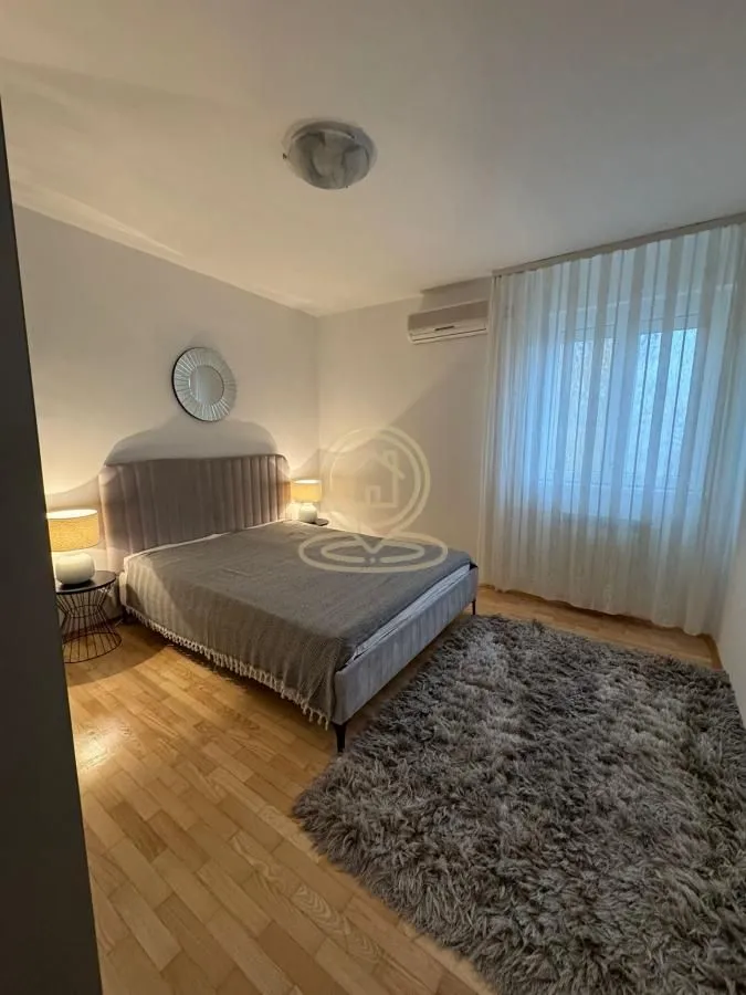 Izdavanje, trosoban stan, 120m², Savski Venac, Beograd