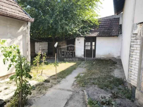 Pogled na dvorište i pomoćne objekte porodične kuće. - image 9