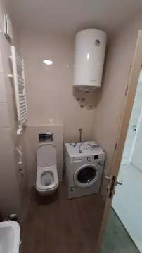 Malo kupatilo sa toaletom, veš mašinom i bojlerom. - image 13