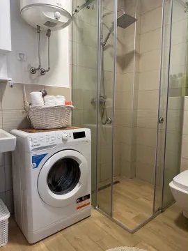 Kompaktno kupatilo sa tuš kabinom, veš mašinom i bojlerom. - image 4