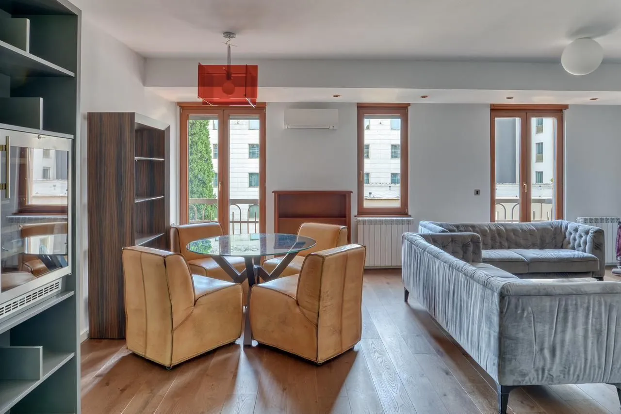 Izdavanje, dvosoban stan, 90m², Centar, Podgorica