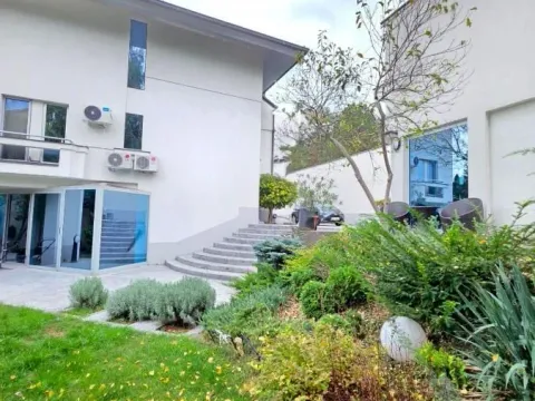 Sale, house, 400m², Denkova Basta, Zvezdara Sve Podlokacije