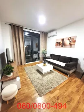 Nameštena dnevna soba sa garniturom, stočićem i TV komodom. - image 3