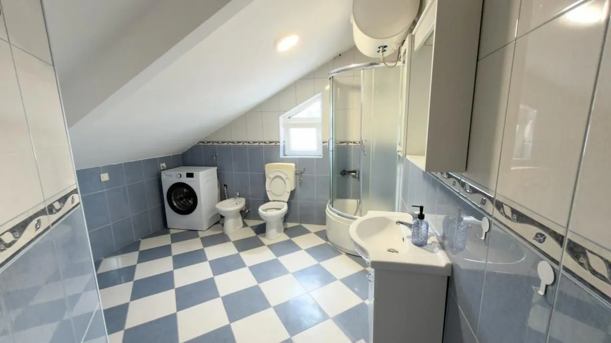 Kupatilo sa tuš kabinom, umivaonikom, WC šoljom, bideom i mašinom za veš.