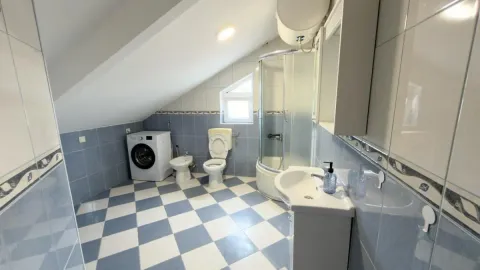 Kupatilo sa tuš kabinom, umivaonikom, WC šoljom, bideom i mašinom za veš. - image 5