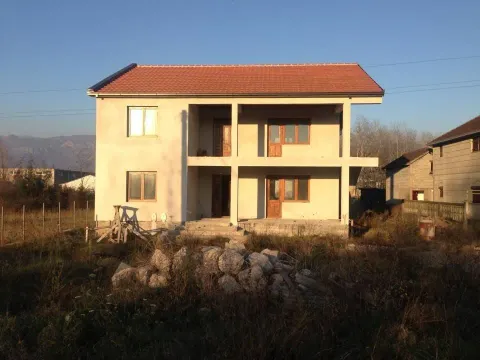Spoljašnjost dvospratne kuće u izgradnji. - image 2