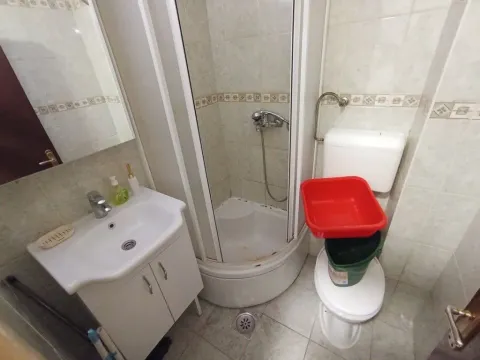 Malo kupatilo sa tuš kabinom, lavaboom i ogledalom. - image 5