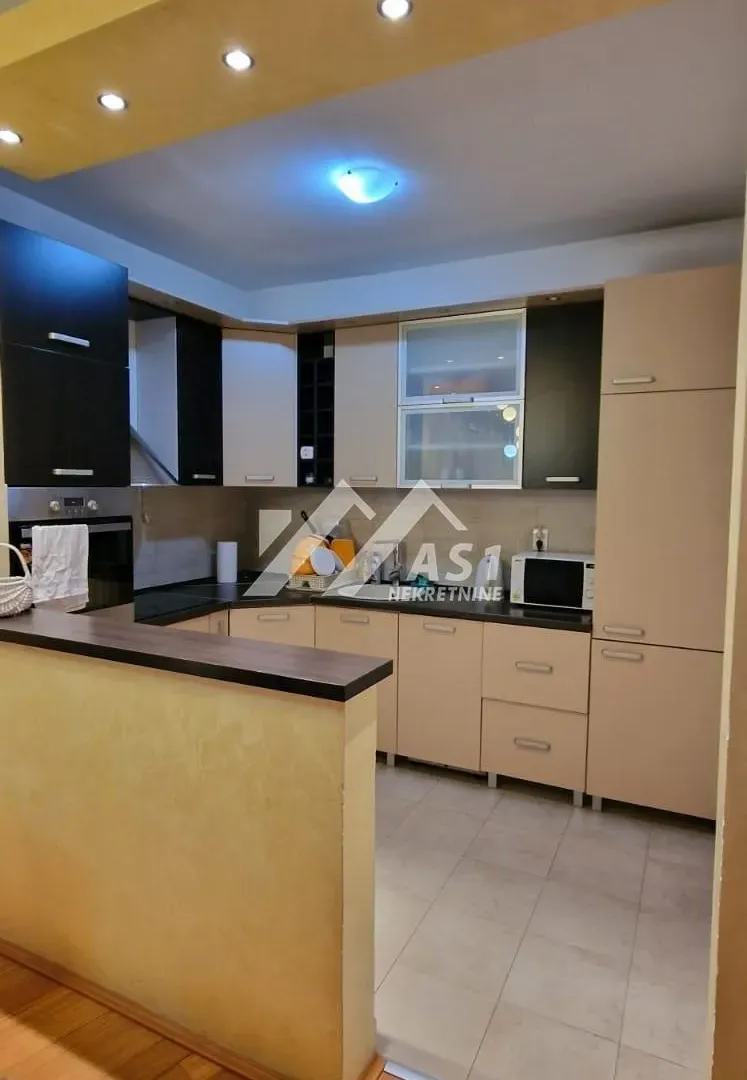 Izdavanje, četvorosoban stan, 99m², Centar, Novi Sad