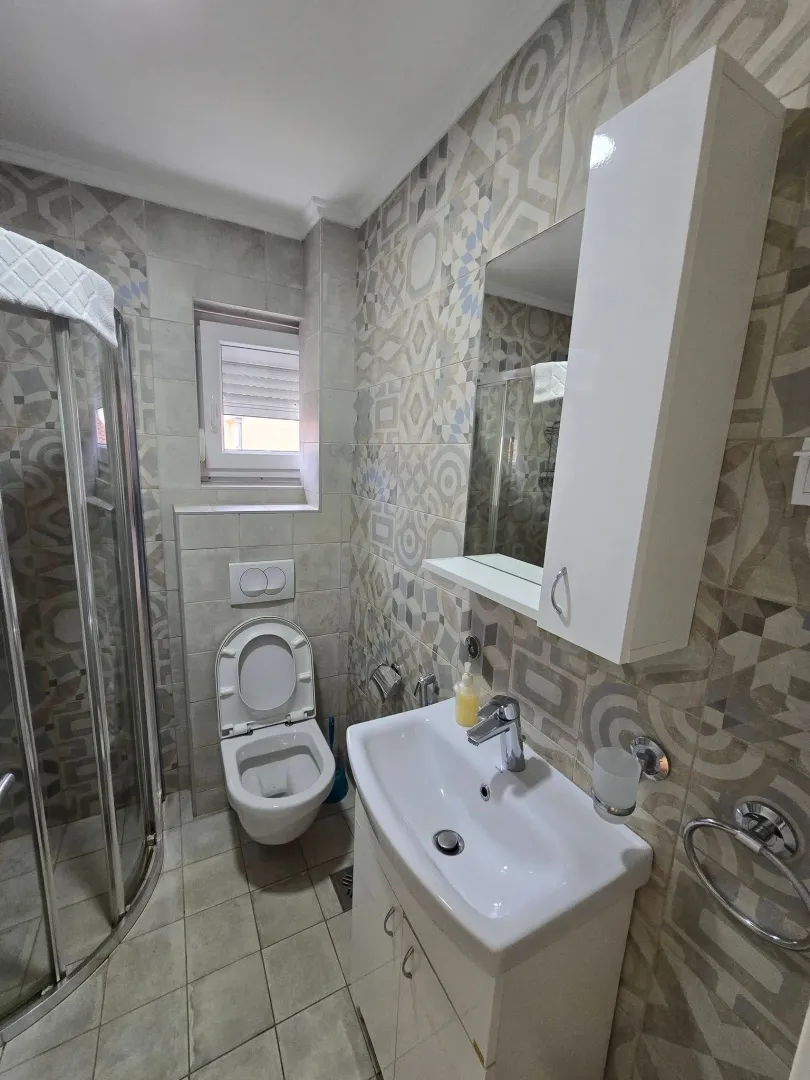 Izdavanje, dvosoban stan, 56m², Centar, Tivat