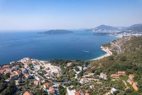 Pogled iz vazduha na obalu, naselje i morski zaliv. - image 6