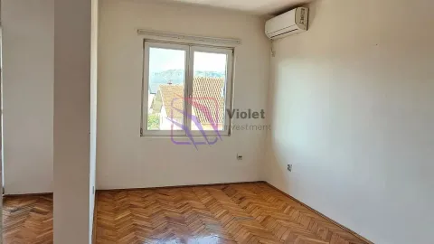 Prazna soba sa prozorom i klima uređajem. - image 4