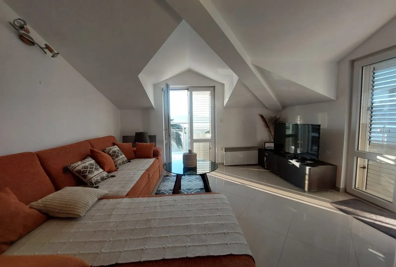 Izdavanje, dvosoban stan, 80m², Centar, Tivat