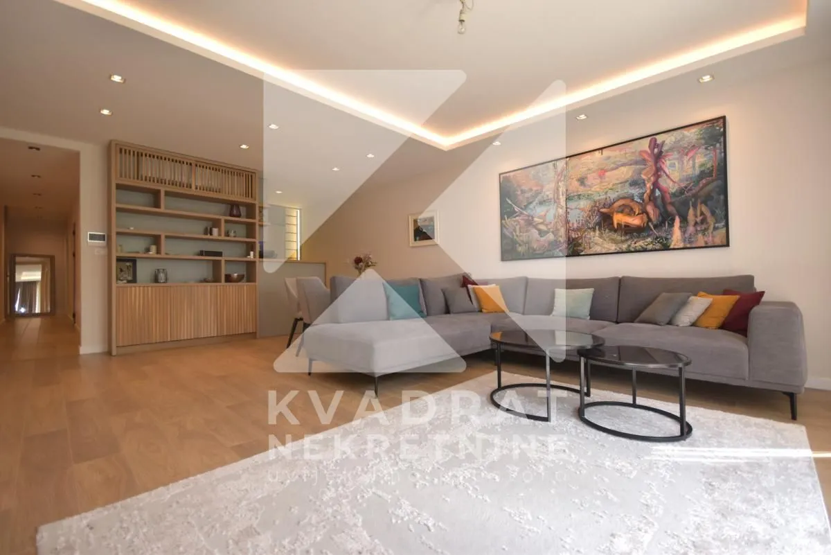 Izdavanje, dvosoban stan, 120m², Centar, Podgorica