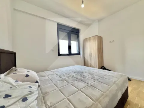 Spavaća soba sa bračnim krevetom, prozorom i garderoberom. - image 7