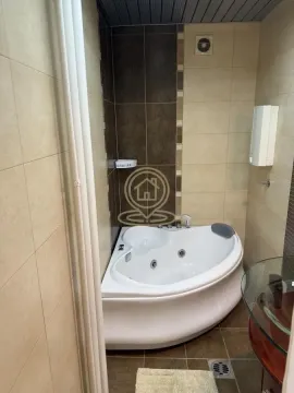 Kupatilo opremljeno ugaonom hidromasažnom kadom i keramičkim pločicama. - image 6