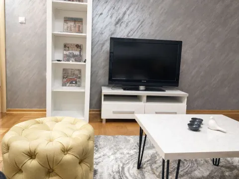 Dio dnevnog boravka sa televizorom, policom i klub stolićem. - image 7